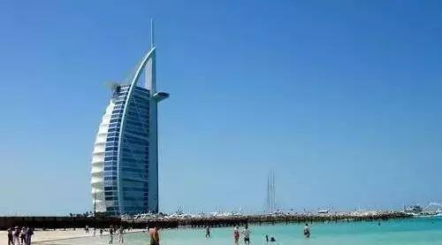 迪拜帆船酒店客房专线电话十多部，出入有专用电梯